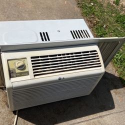 “HOT, COOL OFF WITH A ((LG WINDOW AC UNIT, ONLY NEEDS SIDE PANELS” for Sale  in Decatur, GA - OfferUp