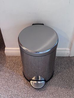 Simple Human Small Round Step Can 1 1/2 gal./4.5 ltr. Great for bathrooms and small spaces.