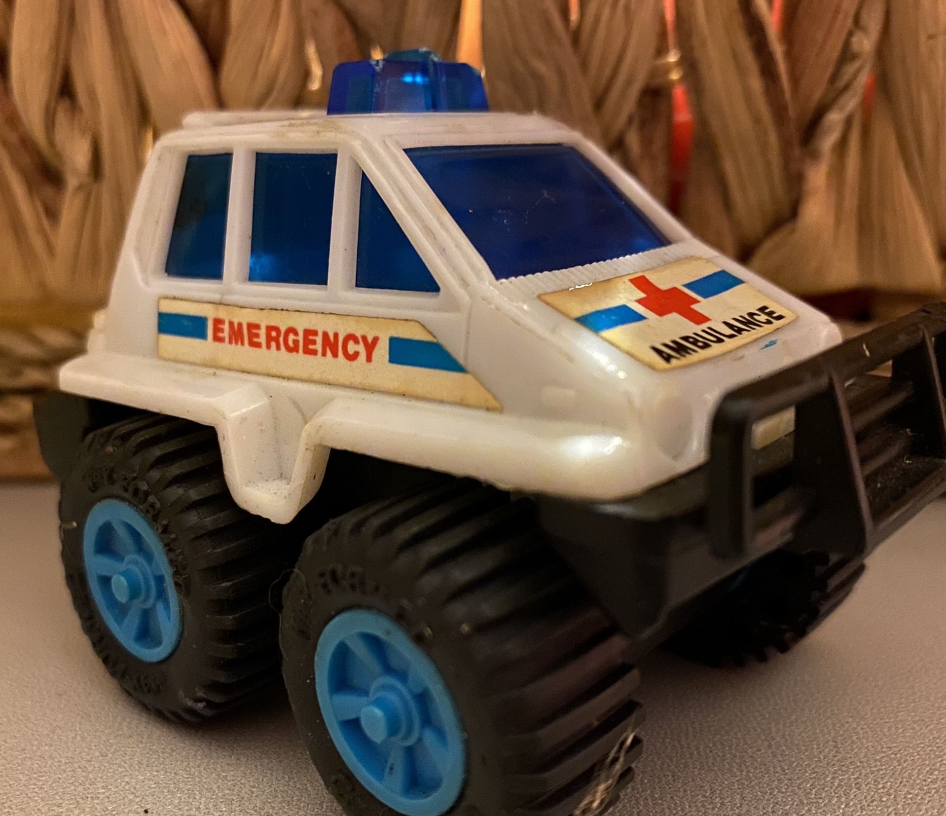 WAY-FORMED Toys Ambulance Car 3"L
