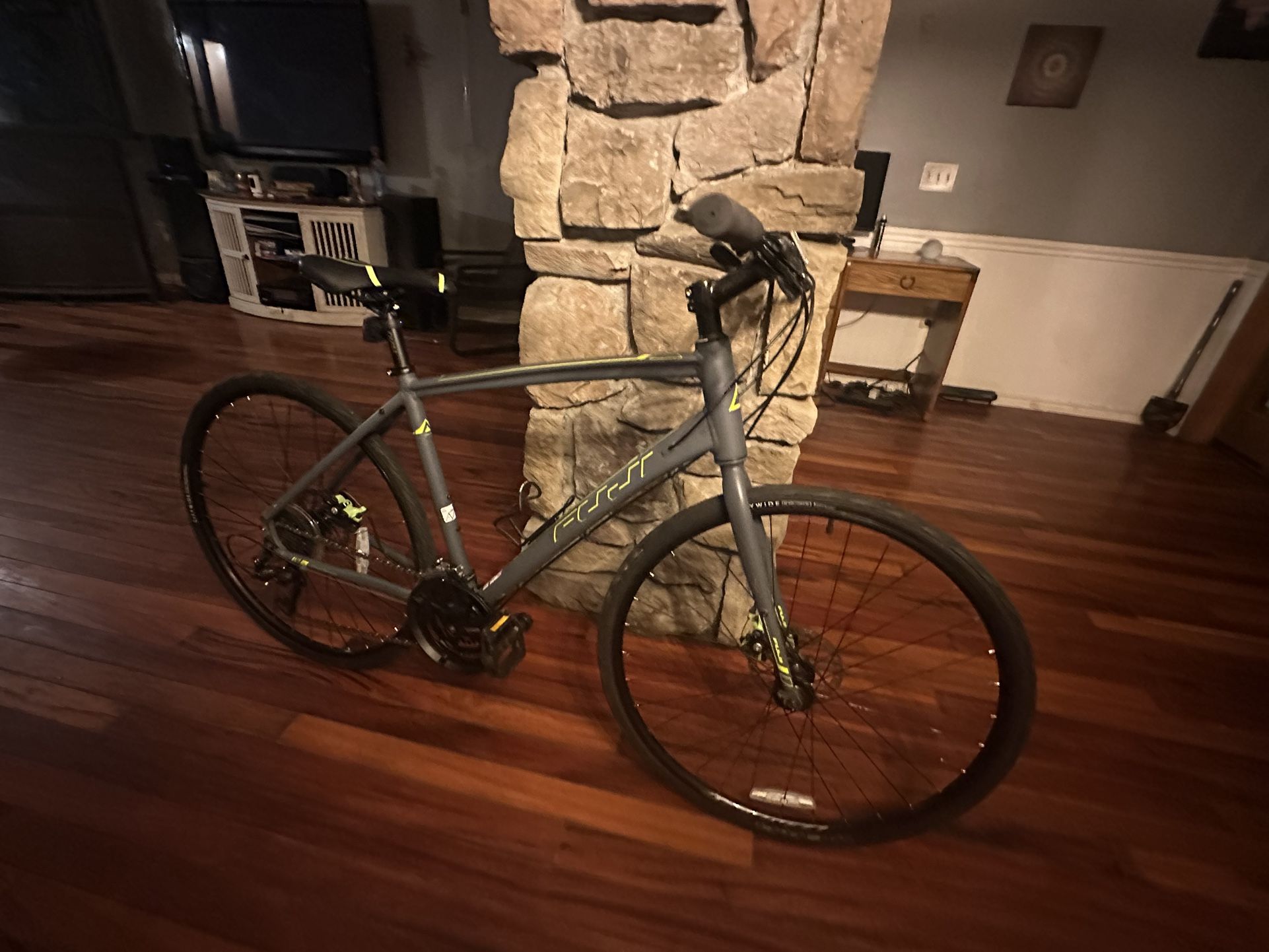 FUJI Absolute One 9 Bike Excellent condition   Needs nothing   Rides wonderful   21 inch frame  700cc wheels 