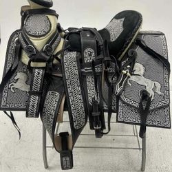 Nueva Montura Con Cantinas Cuadradas Bordada 