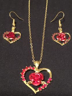 Women’s 14 kt gold plated heart shaped rose 🌹 rhinestone necklace 24” no refunds