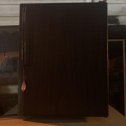 Nice Mini Fridge In Good Condition Works Great
