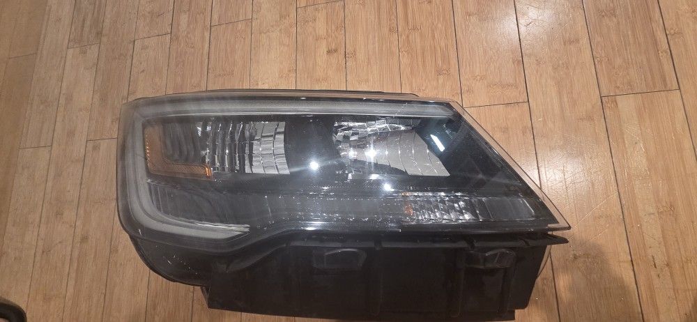 2016-2019 Ford Explorer Right Passenger Side Headlight Oem 