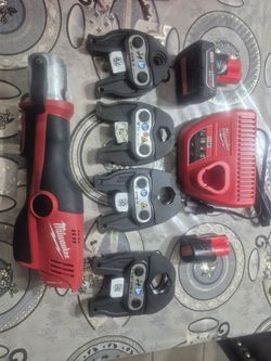 Milwaukee m12 pressing tool with 4jaws 1-2in to 1-1/4 jaws are new and tool is used $1600