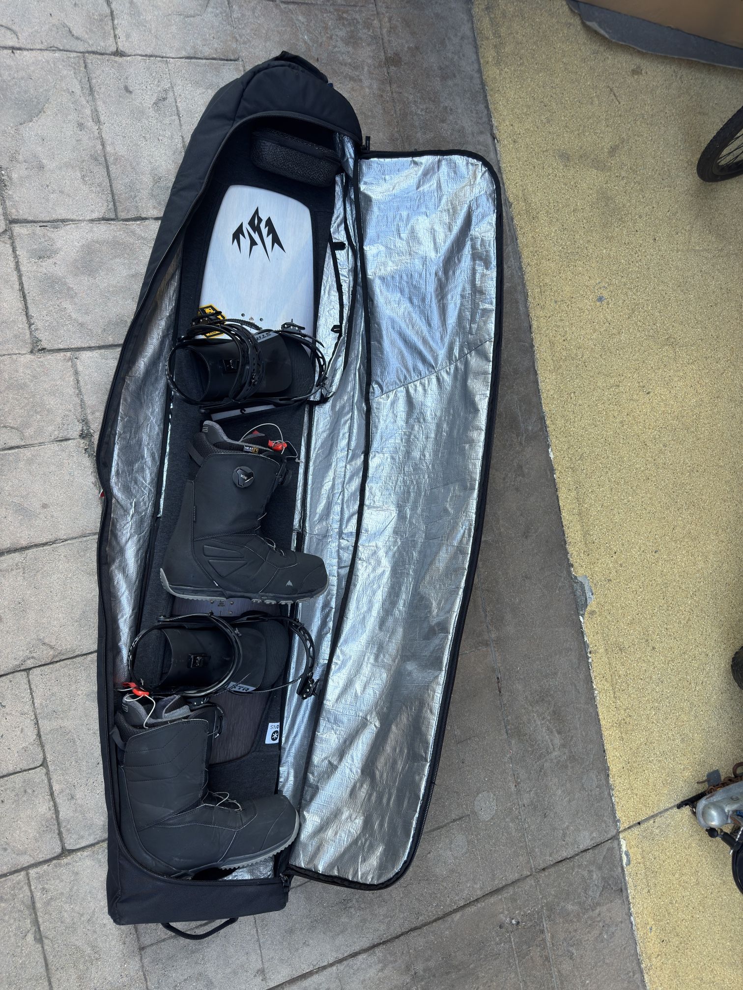 Snowboard jones + Boots + Binding + Bag +