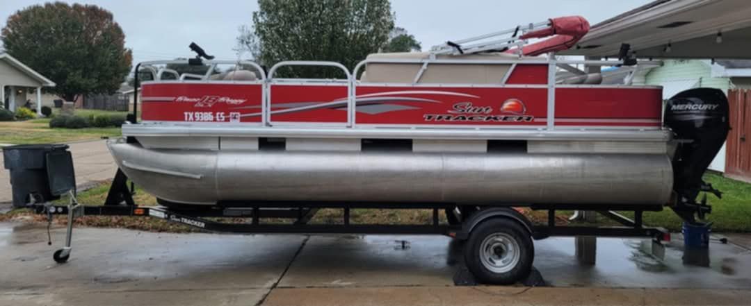 2015 20ft. Suntracker Bass Buggy