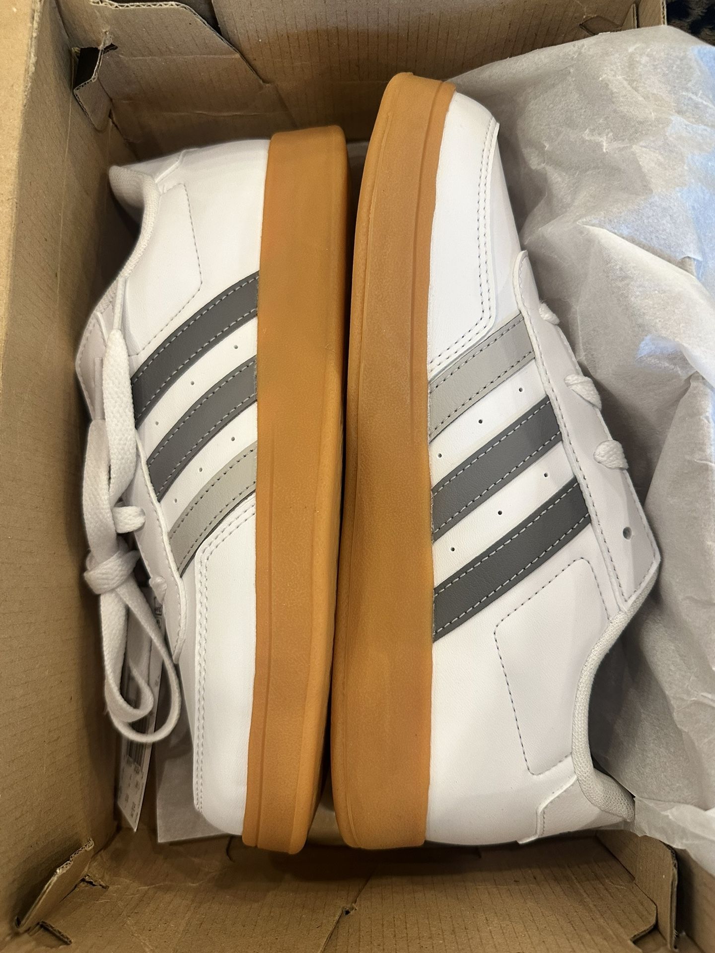 Adidas BREAKNET LIFESTYLE COURT Sz 4.5 youth New. $45