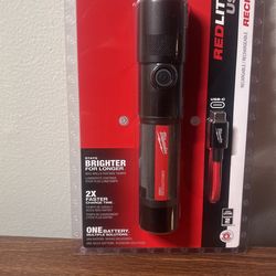 Milwakee 1100 L Twist Focus Flashlight