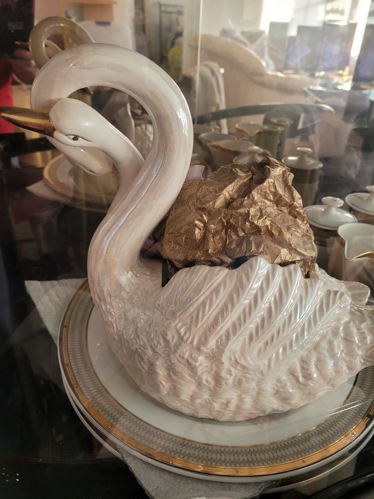 Great center piece or gift for wedding 2 Entwined swans
