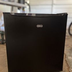 Sunbeam Mini Fridge 65$ Obo 