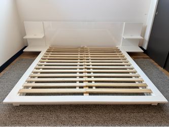 CB2 King Size Andes Bed frame - White Lacquer Finish - Rare Out of Production