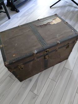 Vintage trunk FREE