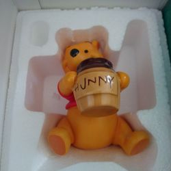 Walt Disney Classics Winnie the Pooh Figurine