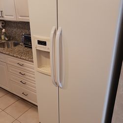 GE Side By Side Refrigerator Freezer