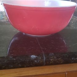 Vintage Pyrex 4 Quart Bowl Red