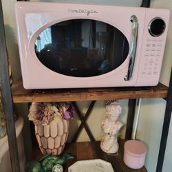 Pink Microwave. Nostalgia Retro. Excellent Condition  700 Watt
