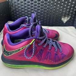 Purple and pink Nike basketball shoes with speckled design.