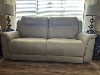 Recliner couch zero gravity