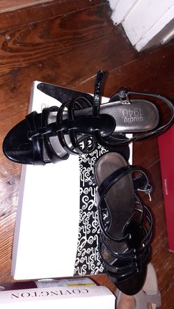 Ladies black shoes size 7.5