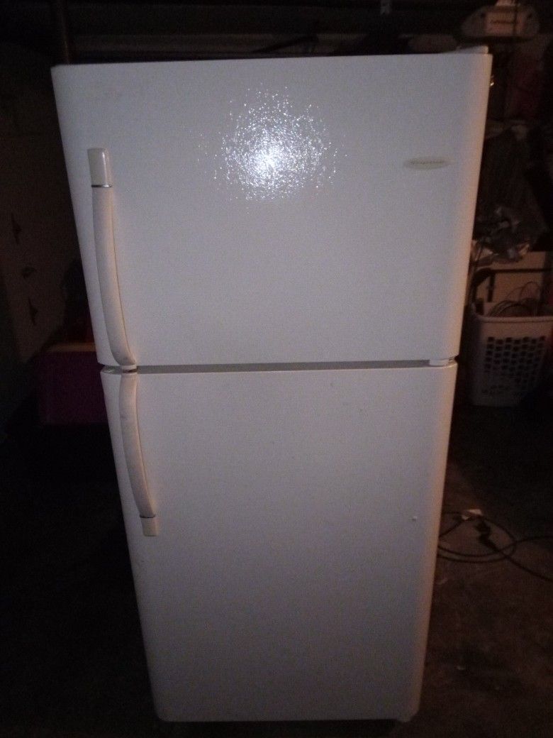 Frigidaire White 20.0 Cu Ft Fridge/Freezer