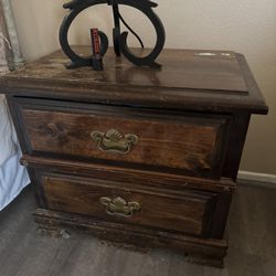 Vintage Queen Bedroom Set – Solid Wood with Dresser, Mirror, Hope Chest & Nightstand