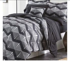 QUEEN COMFORTER & SHAMS (2)