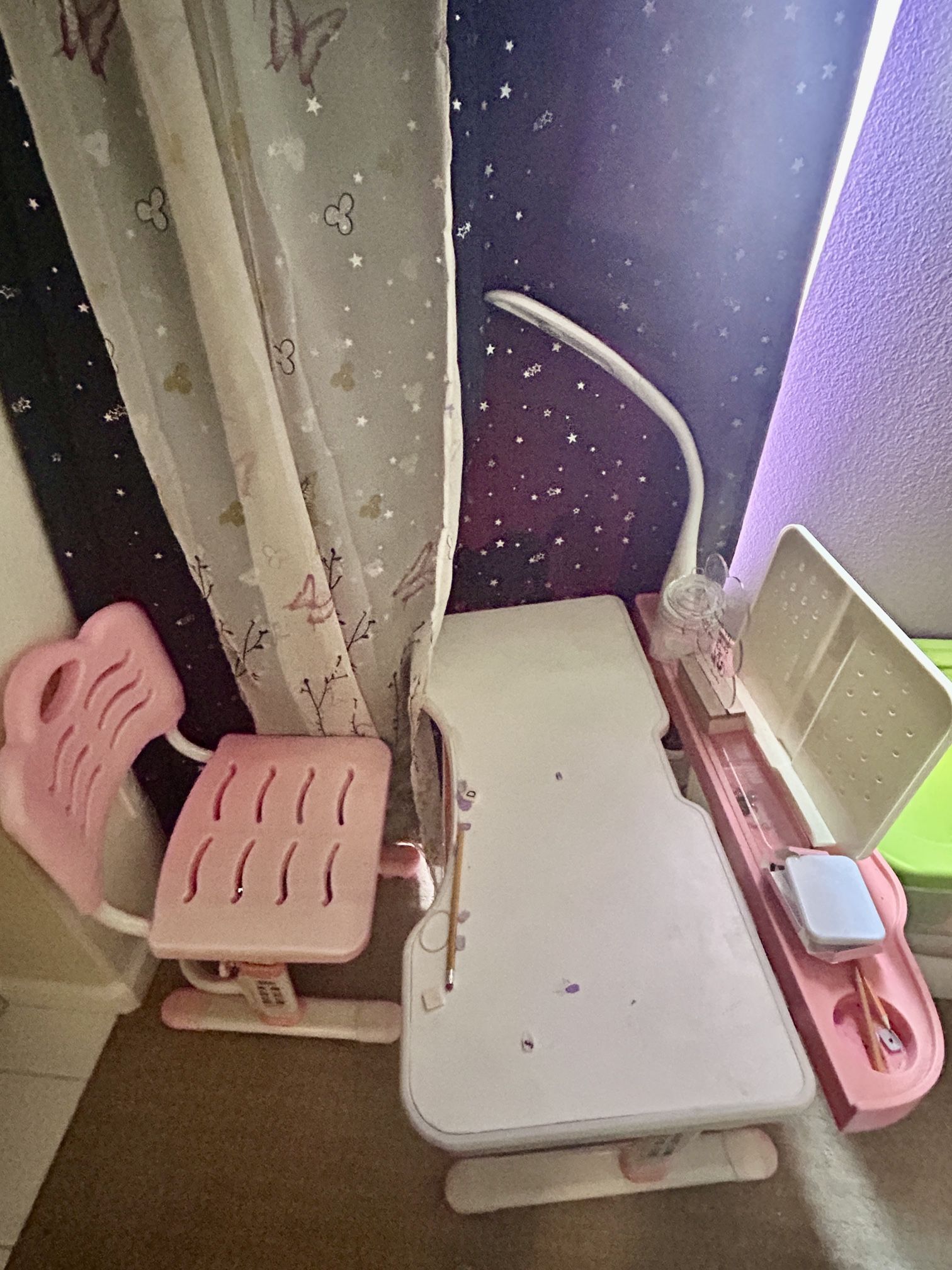 Pink kids adjustable study desk with chair