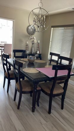 Dining table set.