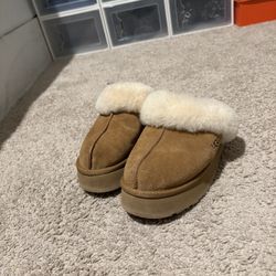 Women’s UGG Tasman II slippers Chestnut, size 8, in used like new condition. 