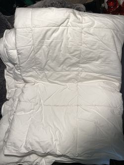 Purple Mattress brand white down comforter in like new condition  Pretty sure it’s down very soft and cushy nice fur winter 🥶  Size twin Xl  