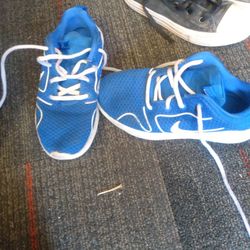 Nike Size 2 Converse Size 1 20 Bucks For Both