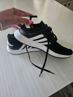 Tennis shoes