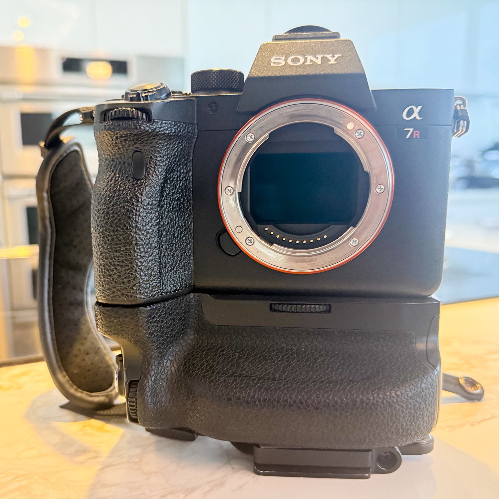 Sony A7R IV A7RIV Mirrorless Camera Plus Free Grip (Like New) A7R4 Just Upgraded To A7RV A7R5