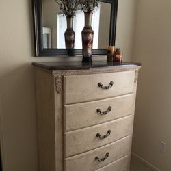 Dresser , Mirror , Floral .