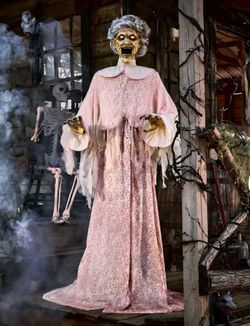 Halloween Twisted Grandma Animatronic