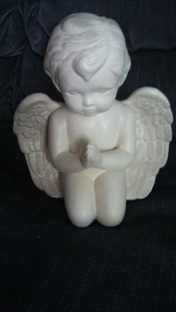 Porcelain kneeling cherub