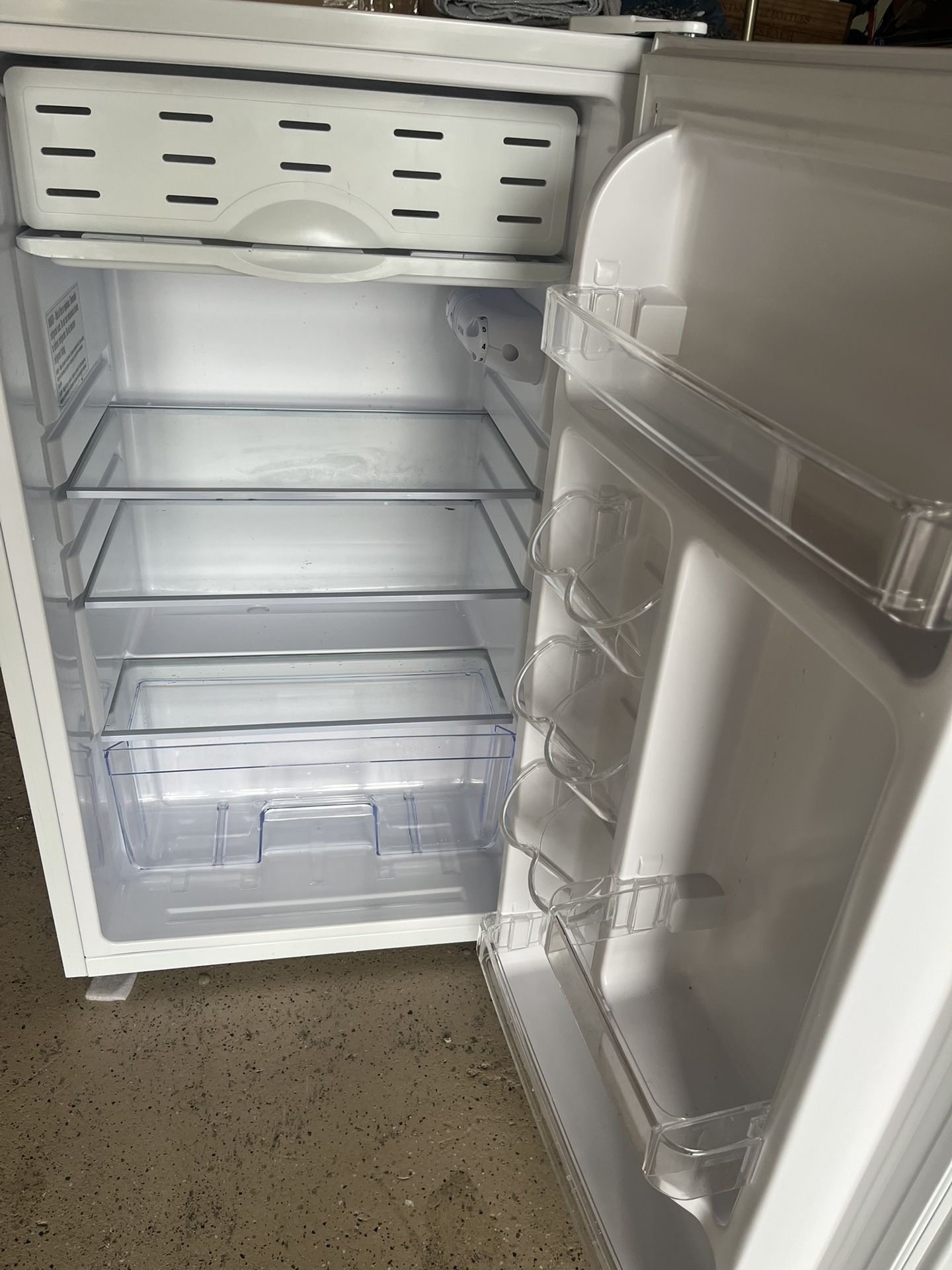 Magic Chef 3.3 Cu Ft Magic Chef Refrigerator USED ONLY 6 Months!!