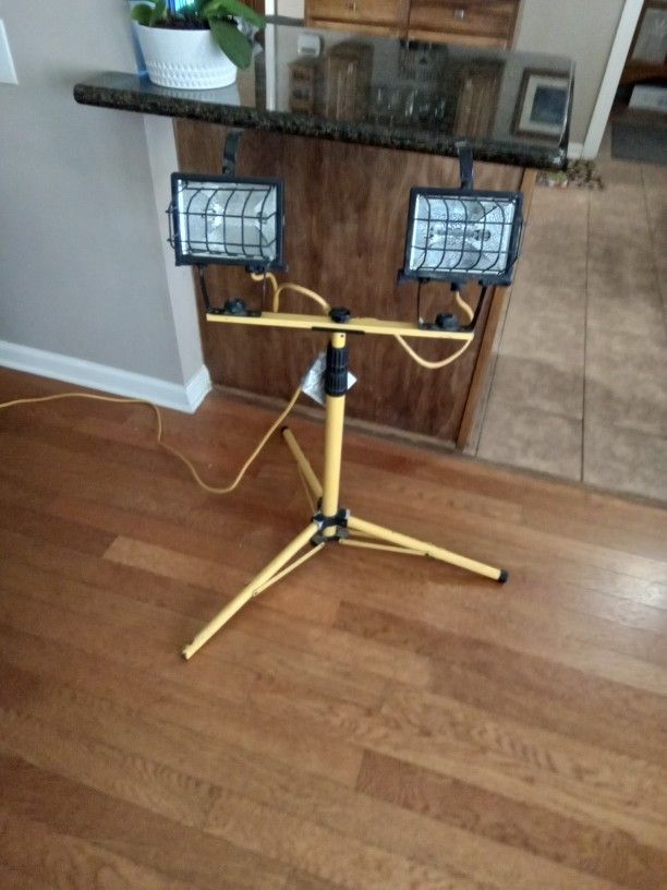 Dual Head Halogen Standing Workshop Light
