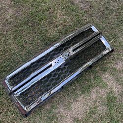 14-15 Chevy Silverado OEM Factory Front Chrome Grille Great Condition No Issues