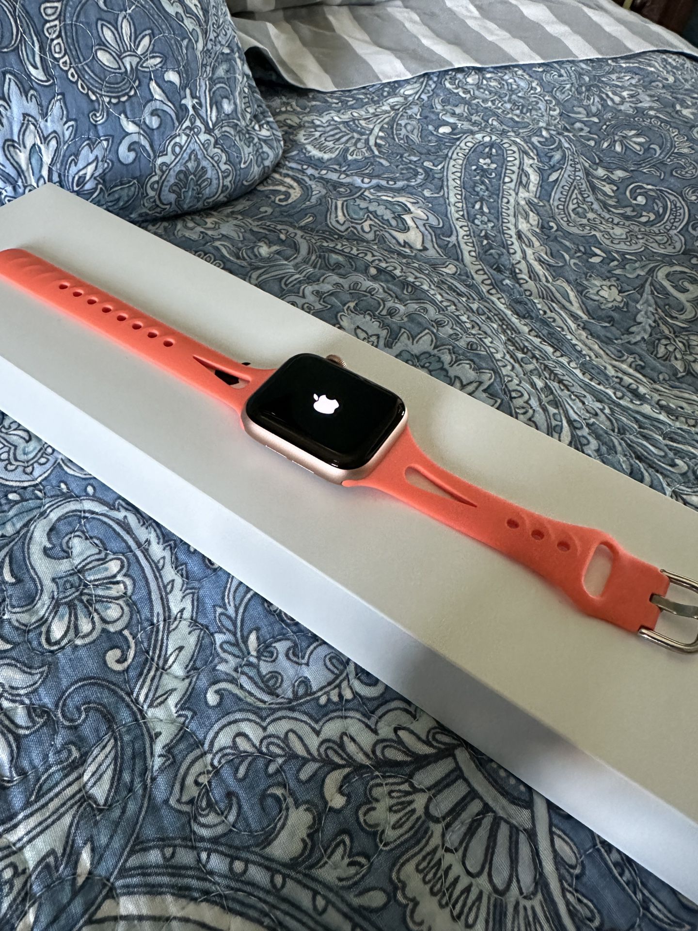 Apple Watch SE Gold 40 MM Great Condition