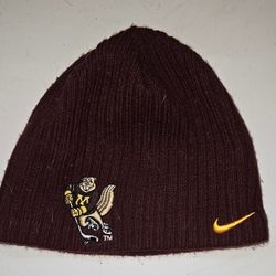 A woolen hat for playing ice hockey.