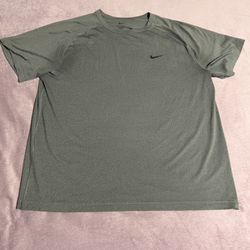 Nike Dri-FIT Men's XL Gray Moisture Wicking Short Sleeve T-Shirt Activewear