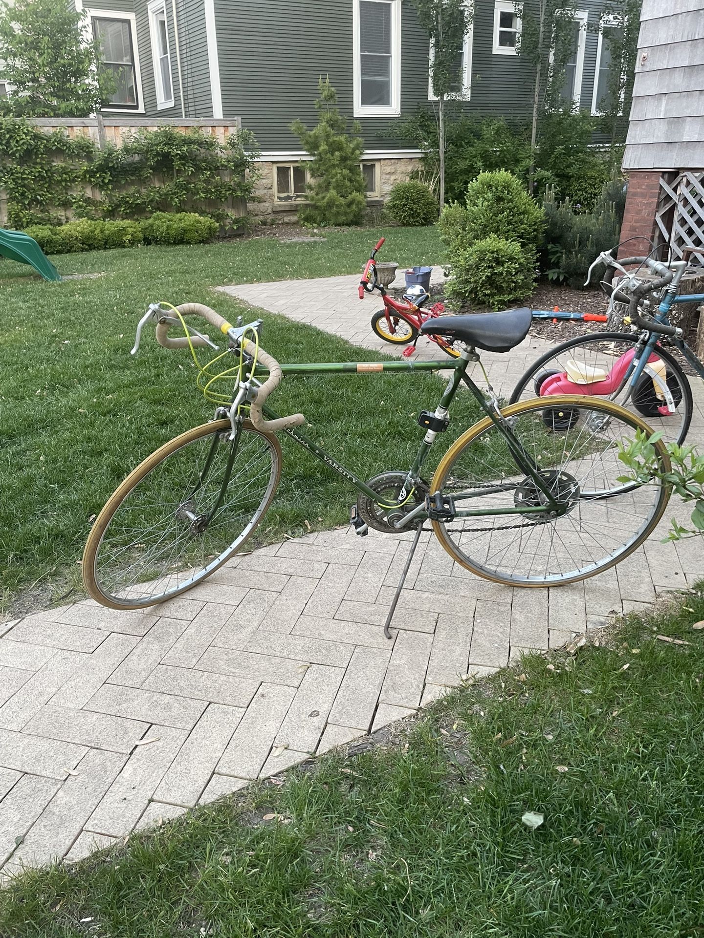 Vintage Schwinn Varsity 10-Speed Road Bike β Classic Steel Frame β Retro 1970s/80s Style