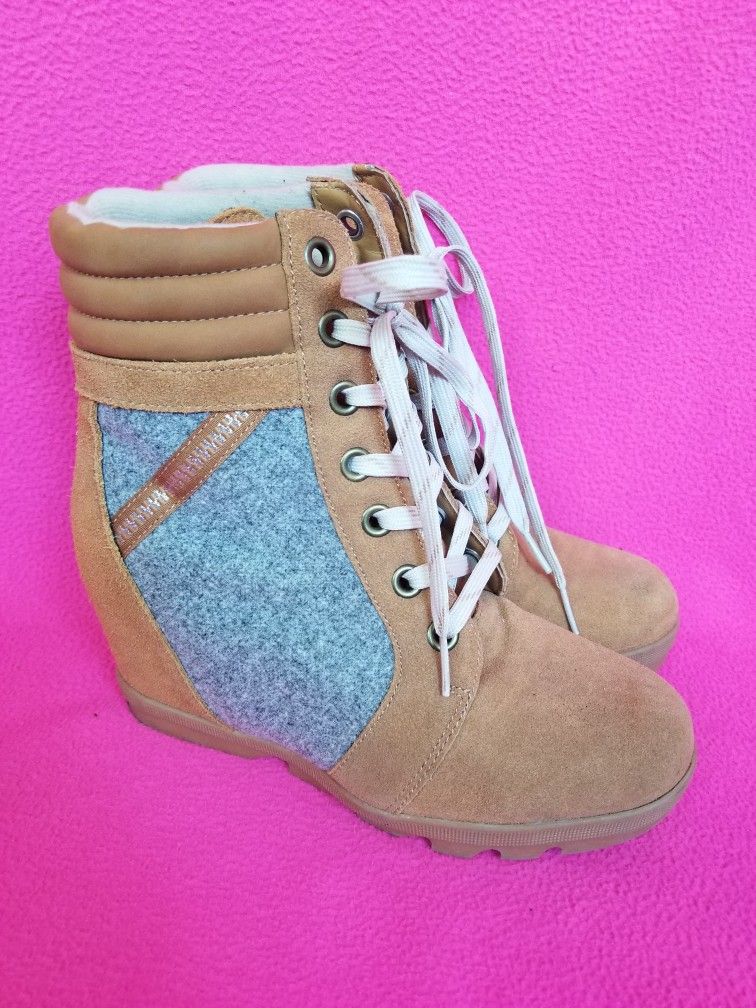 WOMEN'S BOOTS SIZE 8