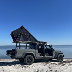 BRAND NEW! Aluminum Shell Roof Top Tent - See Description 
