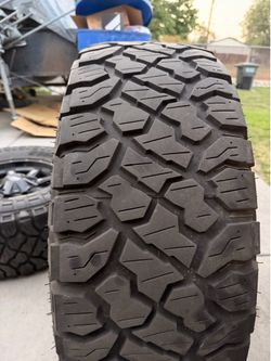 35x12.50R17LT Kenda Klever R/T Tires & 17” Moto Metal Wheels - Chevy Silverado 1500