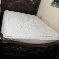 Nice queen size bed, next to its bedside table, in very good condition something classic and comfortable for your bedroom