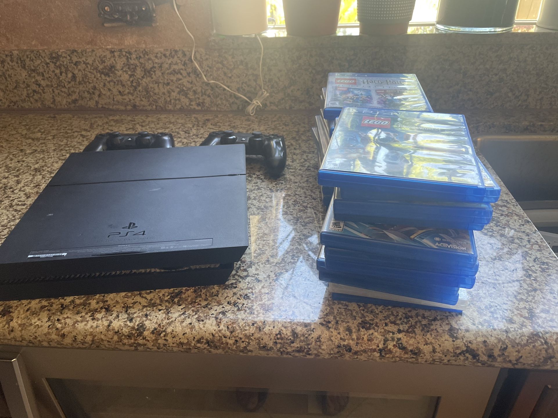 PS4, 2 Controllers, 21 Games