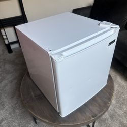 Magic Chef Mini Fridge 